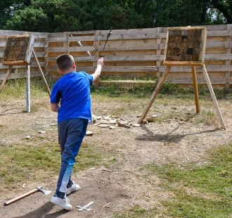 Tomahawk Throwing - description image